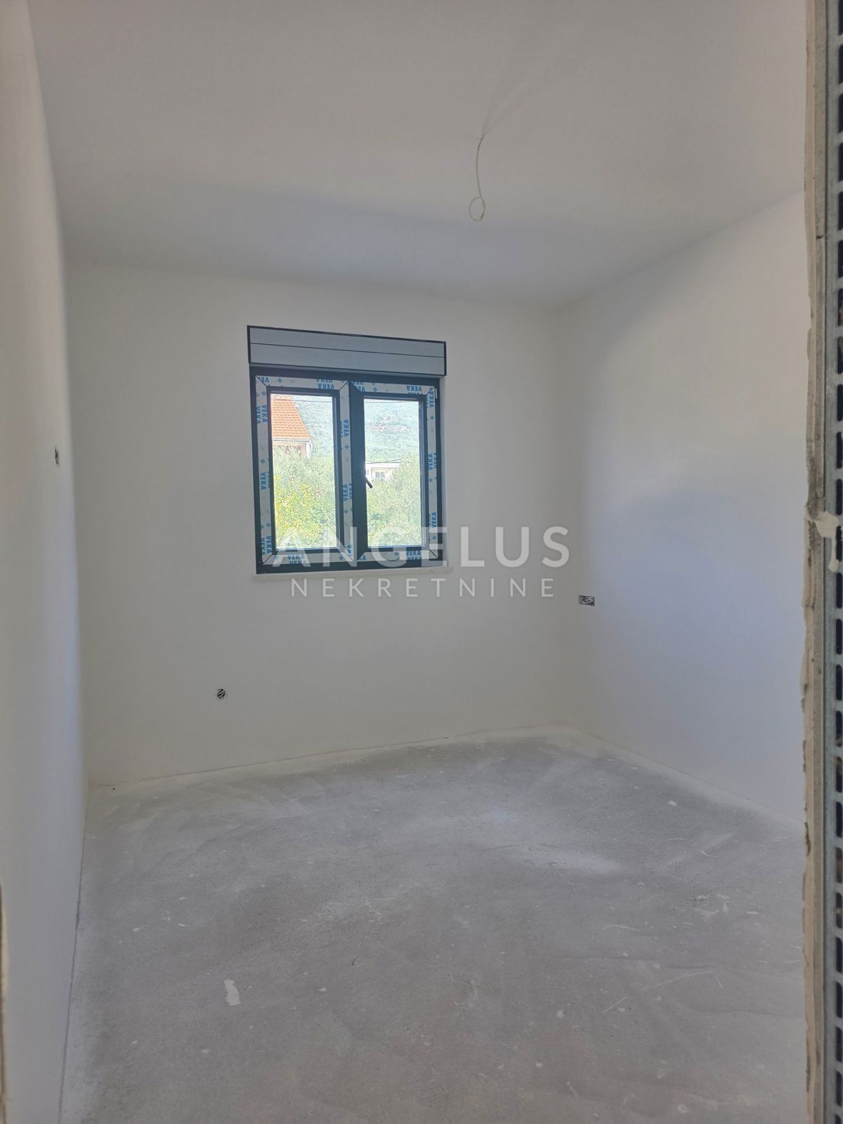 Kaštel Lukšić - NOVOZGRAJENO trisobno stanovanje, 2 parkirni mesti, strešna terasa