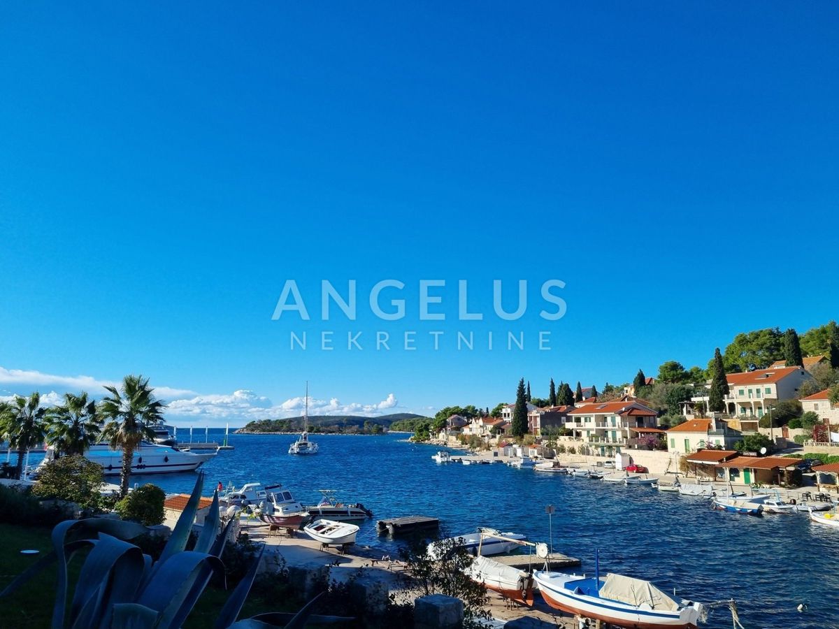 Šolta, Maslinica - dupleks stanovanje, terasa, pogled na morje, parkirišče, PRODAJA