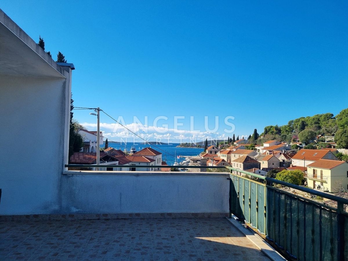 Šolta, Maslinica - dupleks stanovanje, terasa, pogled na morje, parkirišče, PRODAJA