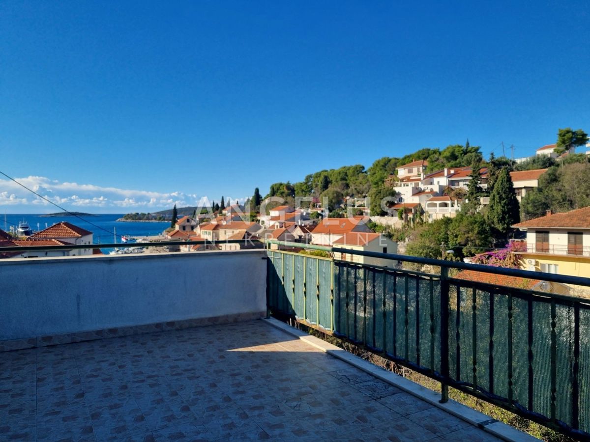 Šolta, Maslinica - dupleks stanovanje, terasa, pogled na morje, parkirišče, PRODAJA