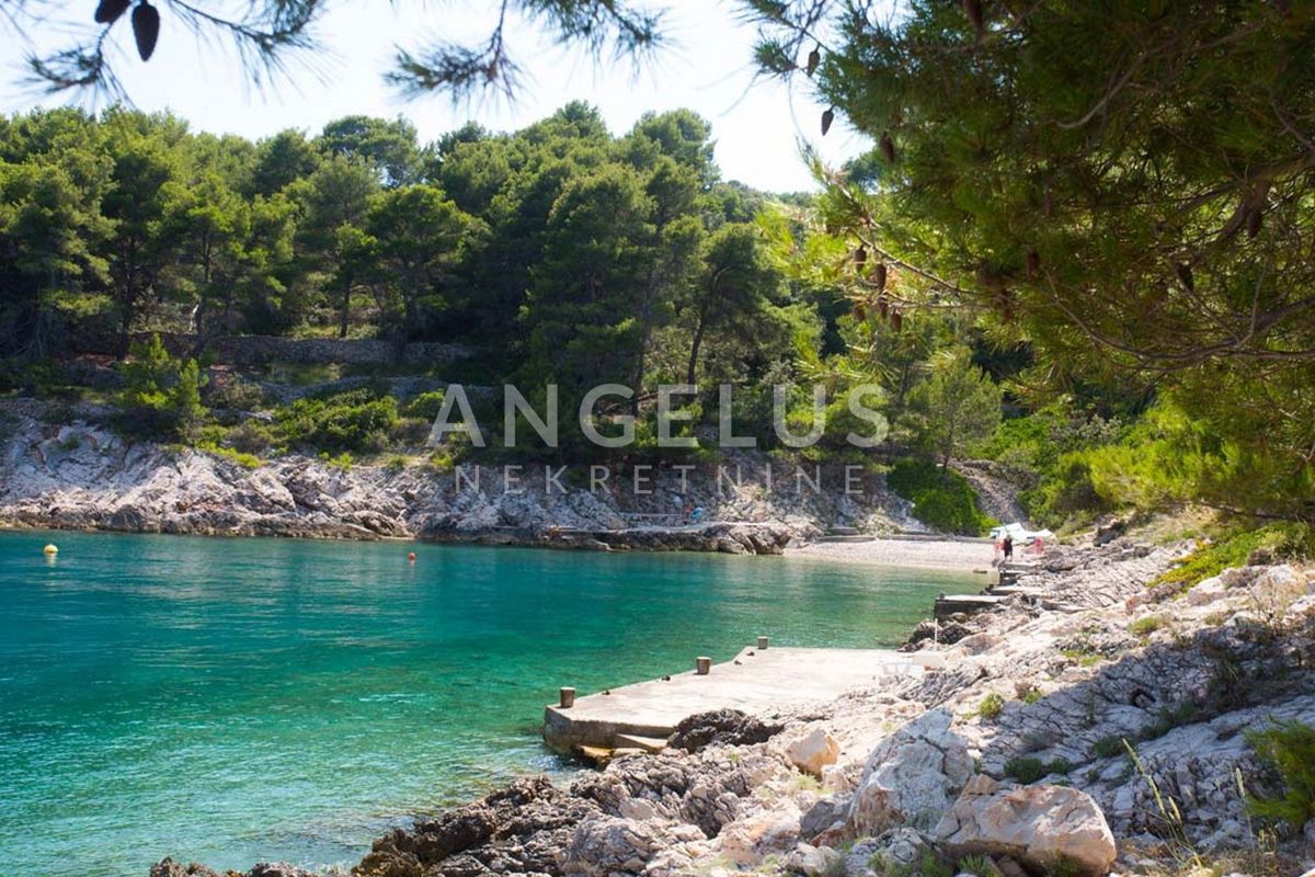 Solta, Stomorska - hiša ob morju z velikim vrtom, PRODAJA