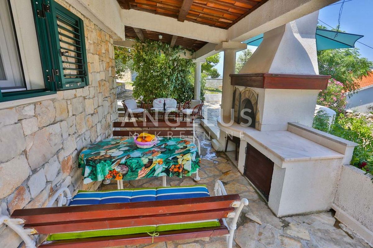 Solta, Stomorska - hiša ob morju z velikim vrtom, PRODAJA