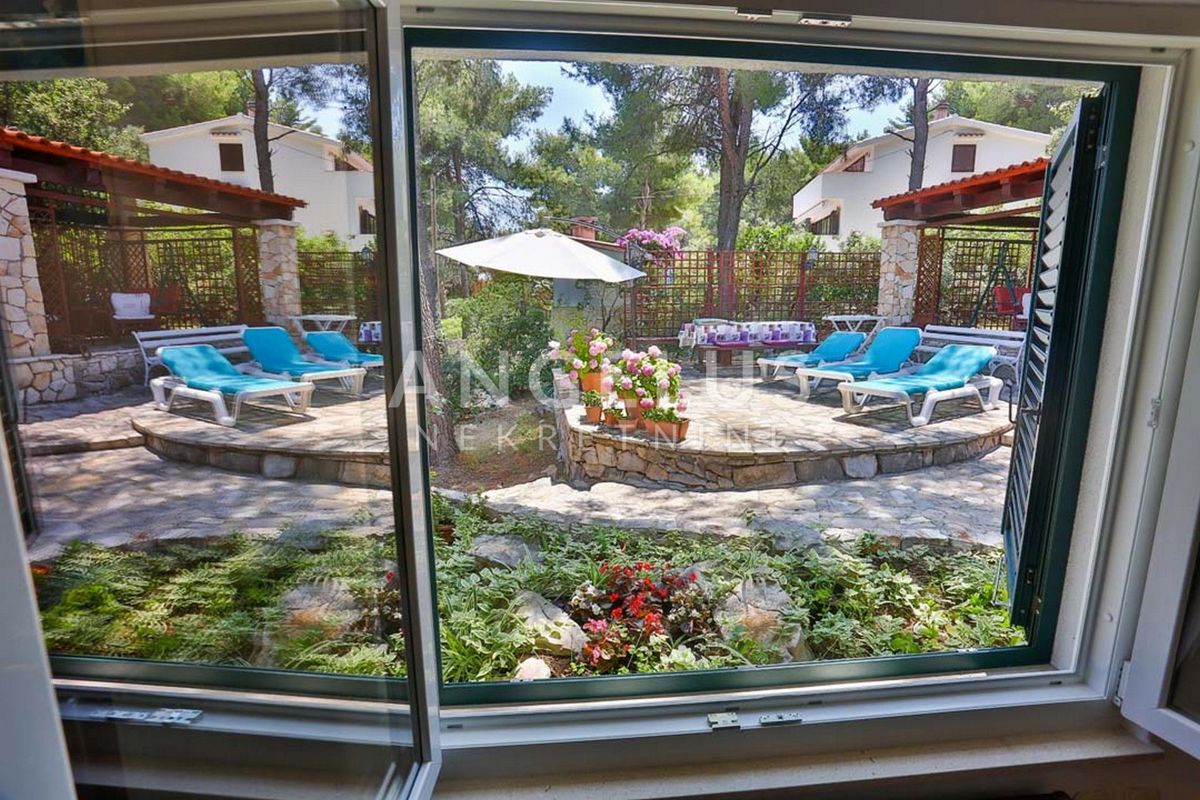 Solta, Stomorska - hiša ob morju z velikim vrtom, PRODAJA