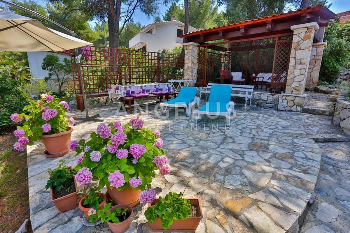 Solta, Stomorska - hiša ob morju z velikim vrtom, PRODAJA