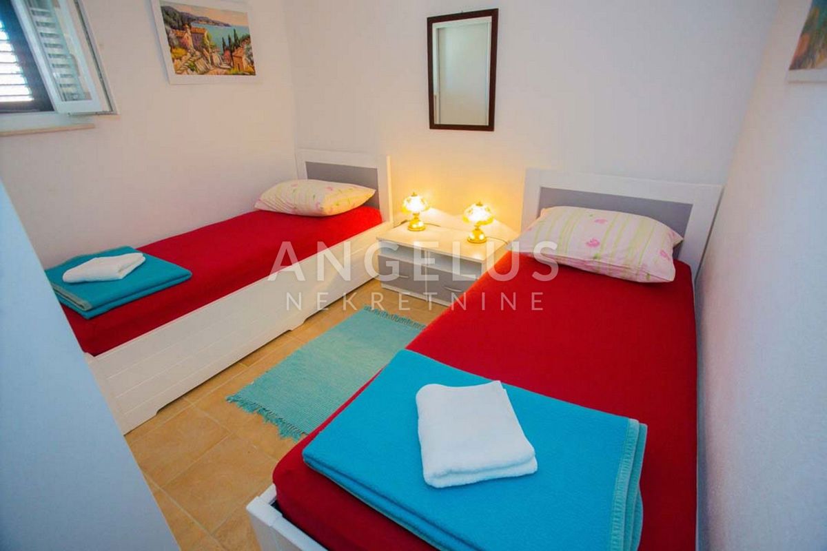 Solta, Stomorska - hiša ob morju z velikim vrtom, PRODAJA