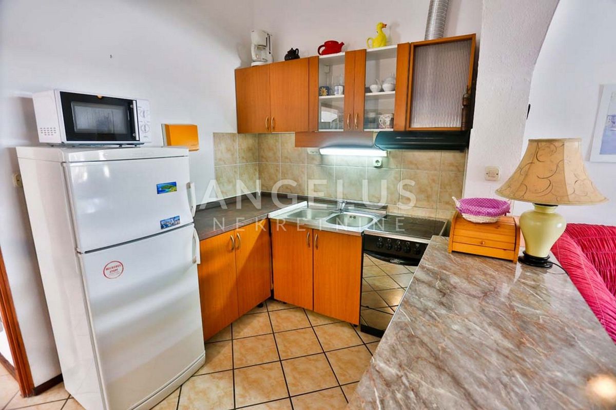 Solta, Stomorska - hiša ob morju z velikim vrtom, PRODAJA