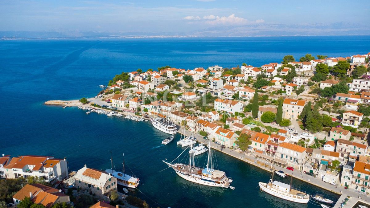 Solta, Stomorska - hiša ob morju z velikim vrtom, PRODAJA