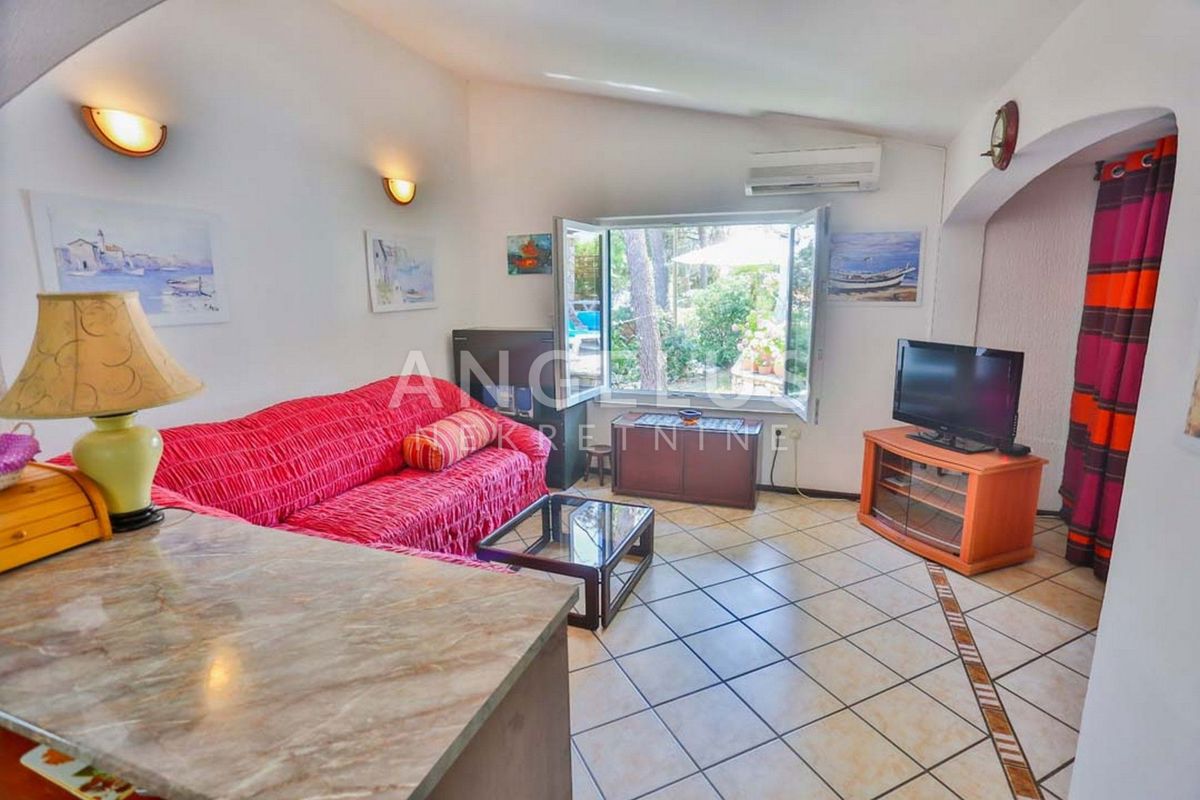 Solta, Stomorska - hiša ob morju z velikim vrtom, PRODAJA