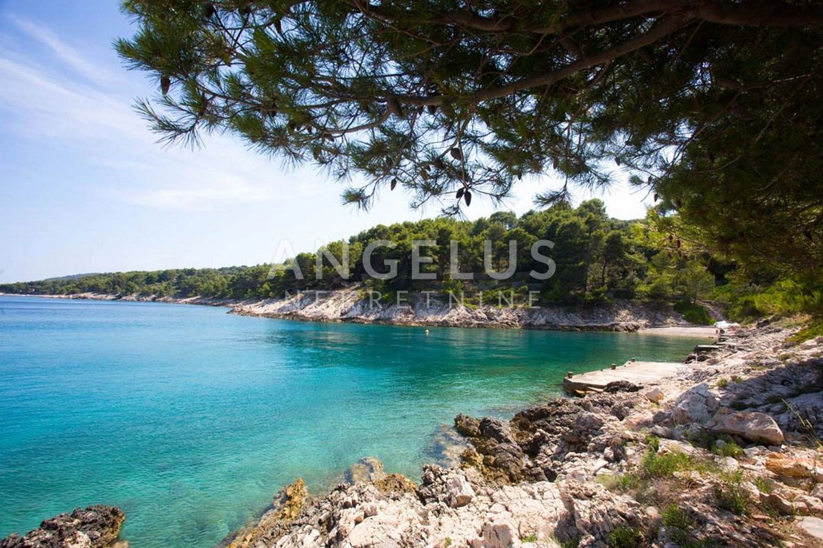 Solta, Stomorska - hiša ob morju z velikim vrtom, PRODAJA