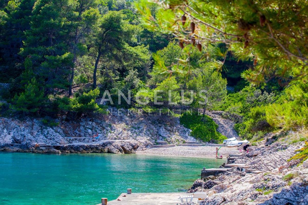 Solta, Stomorska - hiša ob morju z velikim vrtom, PRODAJA