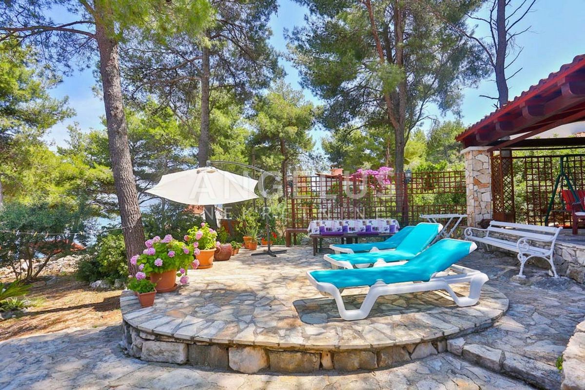 Solta, Stomorska - hiša ob morju z velikim vrtom, PRODAJA