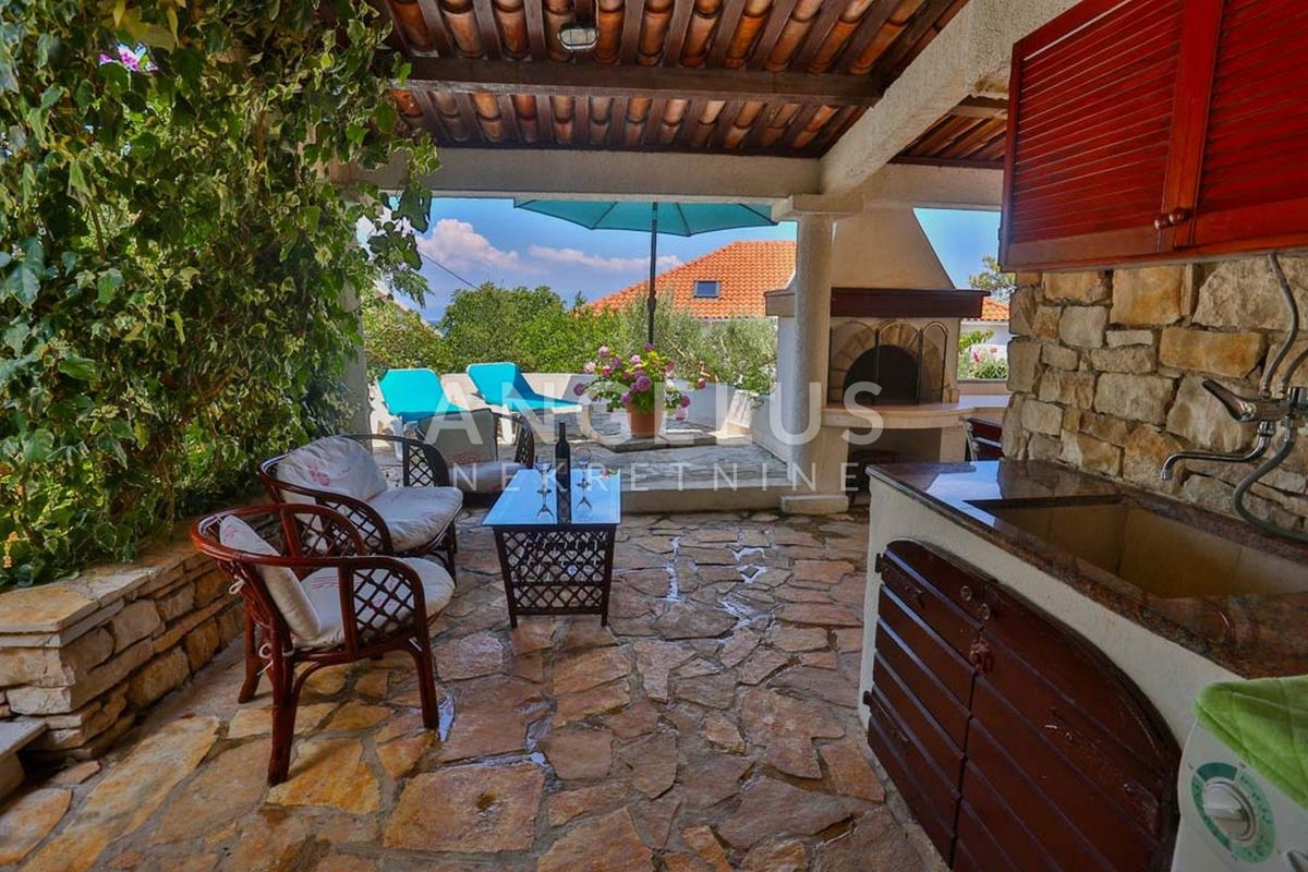 Solta, Stomorska - hiša ob morju z velikim vrtom, PRODAJA