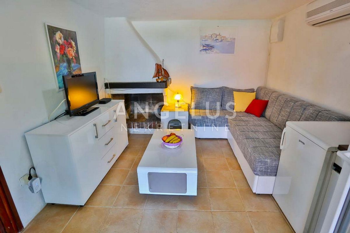 Solta, Stomorska - hiša ob morju z velikim vrtom, PRODAJA