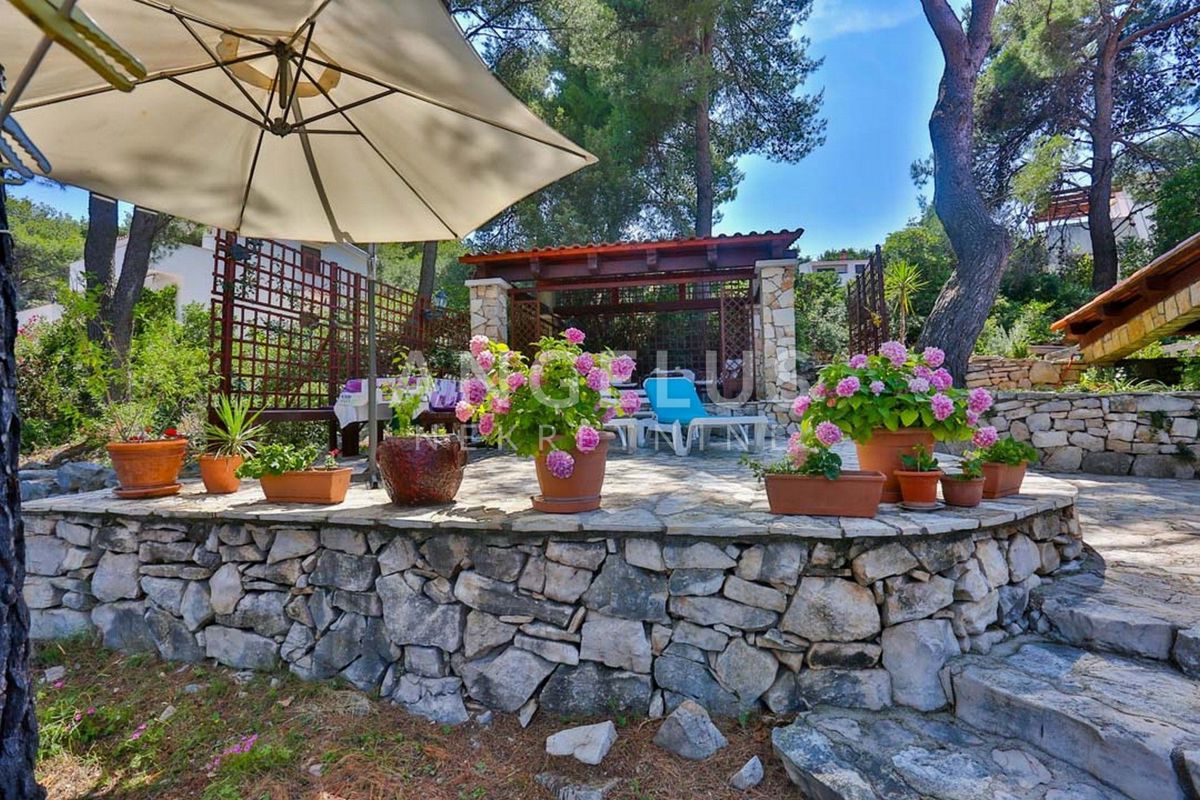 Solta, Stomorska - hiša ob morju z velikim vrtom, PRODAJA