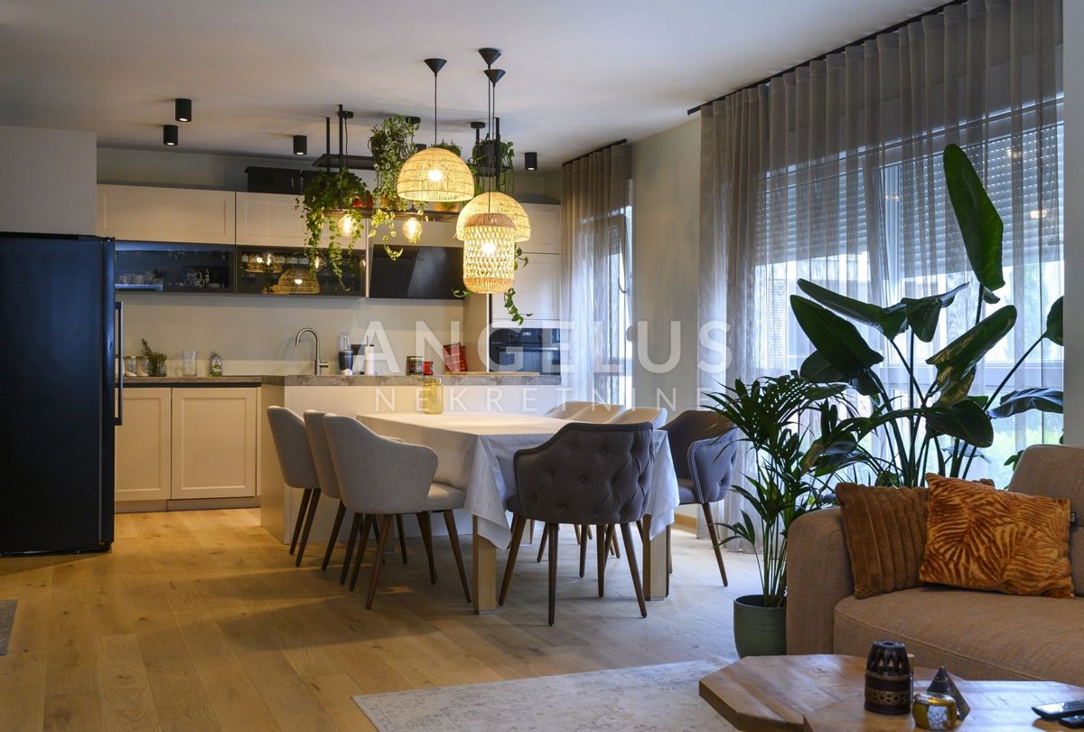 Podstrana - lux stanovanje s strešno teraso, novogradnja