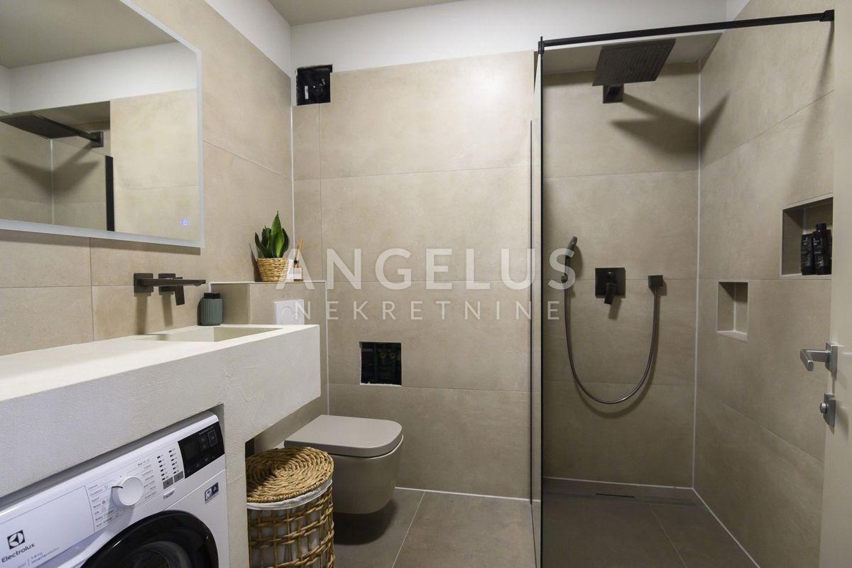 Podstrana - lux stanovanje s strešno teraso, novogradnja