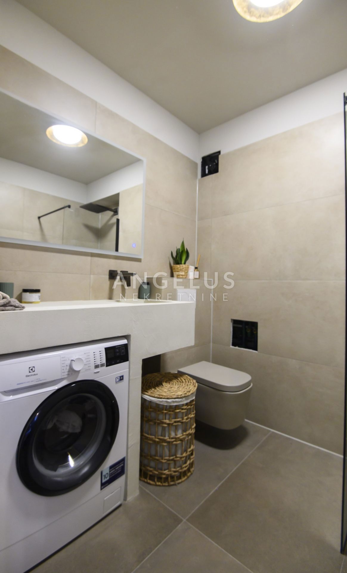 Podstrana - lux stanovanje s strešno teraso, novogradnja