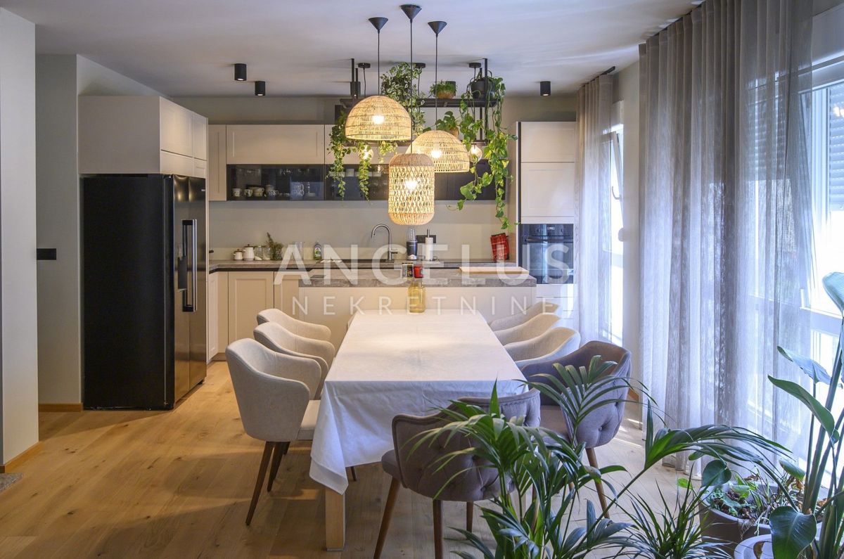 Podstrana - lux stanovanje s strešno teraso, novogradnja