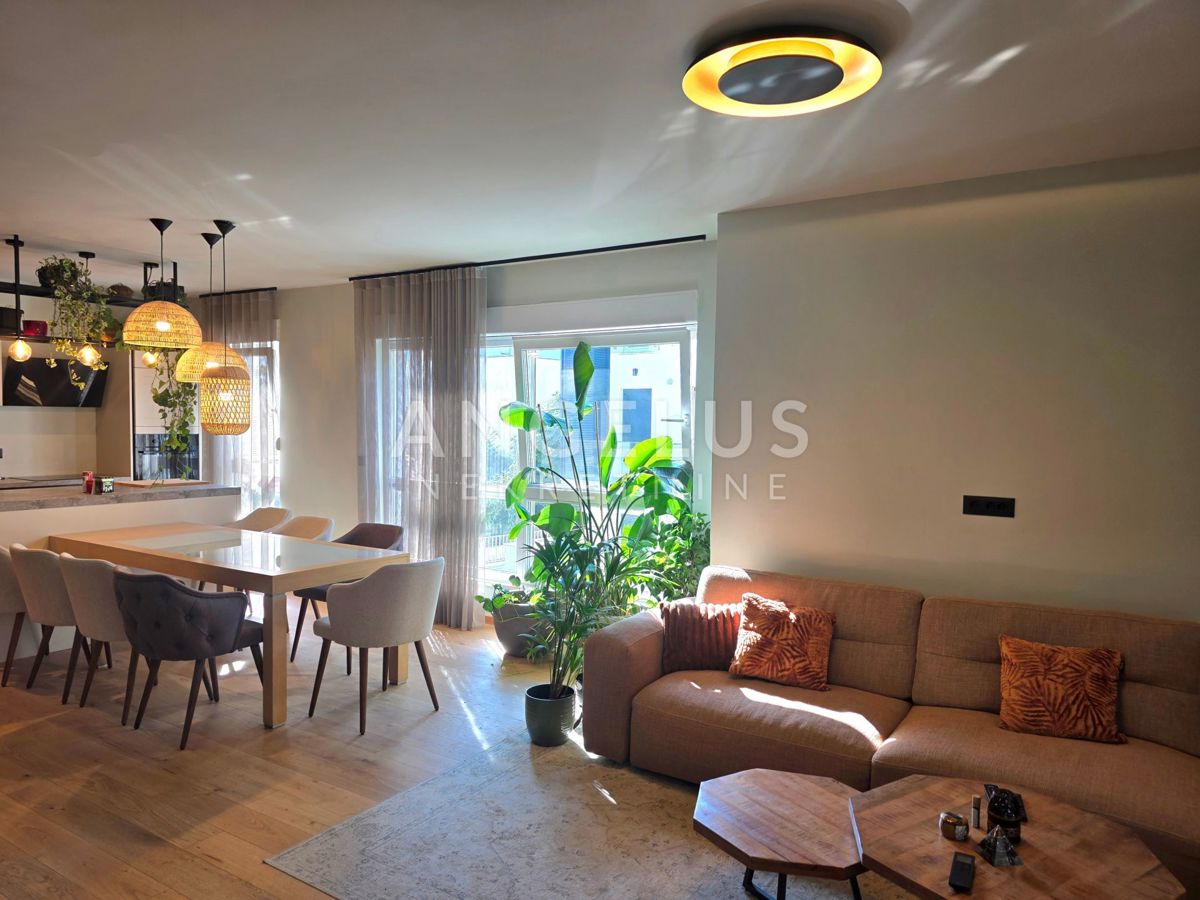 Podstrana - lux stanovanje s strešno teraso, novogradnja