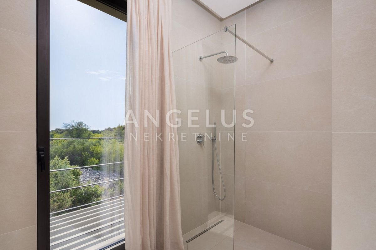 Šolta - novozgrajena vila z bazenom v osrčju otoka, PRODAJA