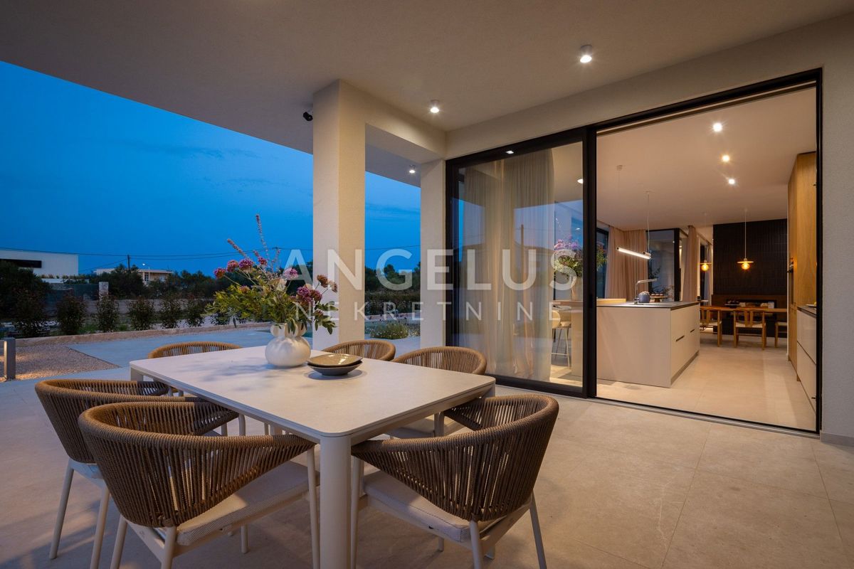 Šolta - novozgrajena vila z bazenom v osrčju otoka, PRODAJA