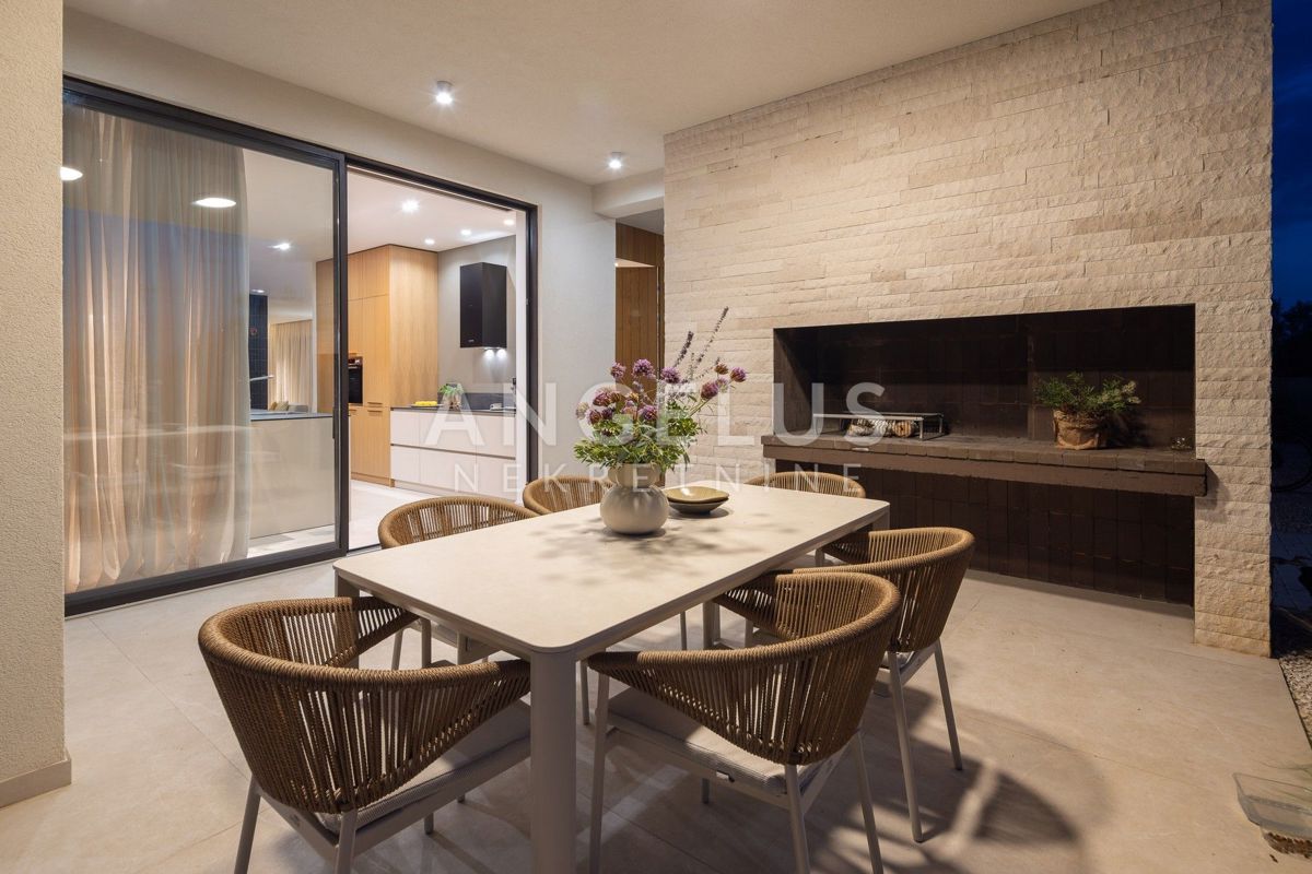 Šolta - novozgrajena vila z bazenom v osrčju otoka, PRODAJA