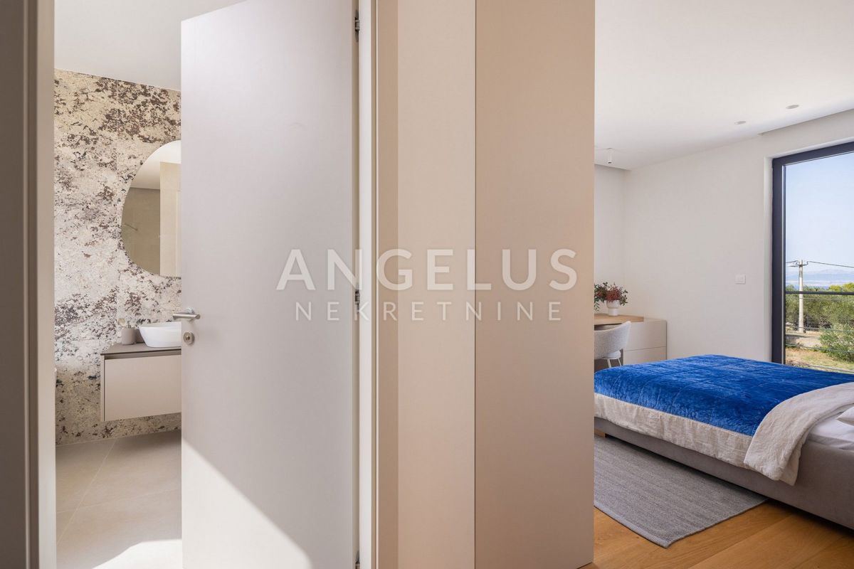 Šolta - novozgrajena vila z bazenom v osrčju otoka, PRODAJA