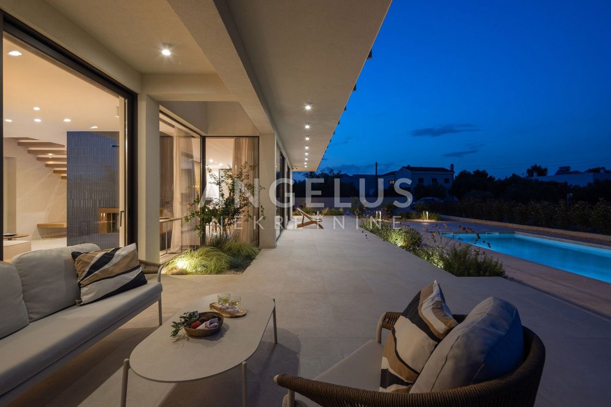 Šolta - novozgrajena vila z bazenom v osrčju otoka, PRODAJA