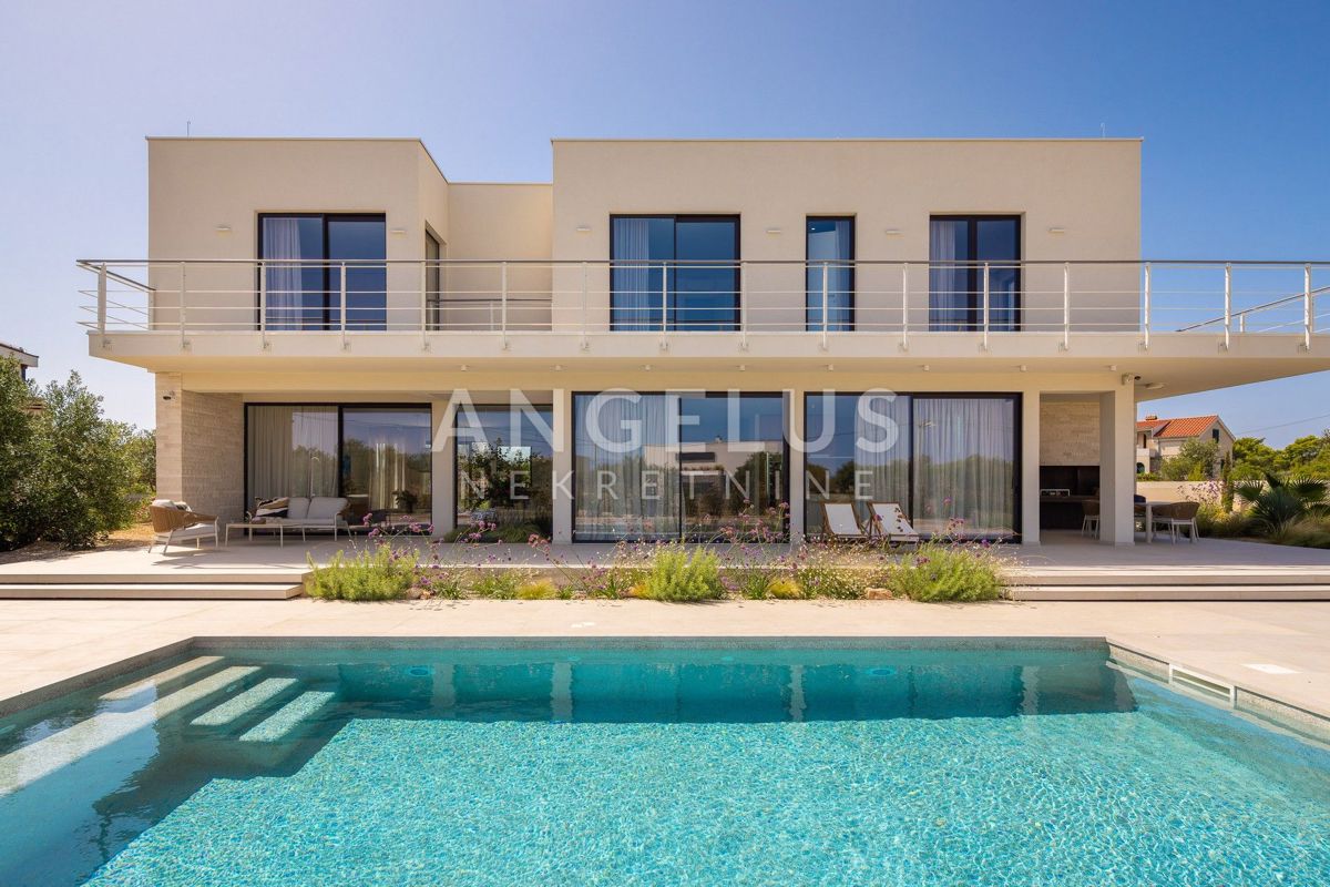 Šolta - novozgrajena vila z bazenom v osrčju otoka, PRODAJA