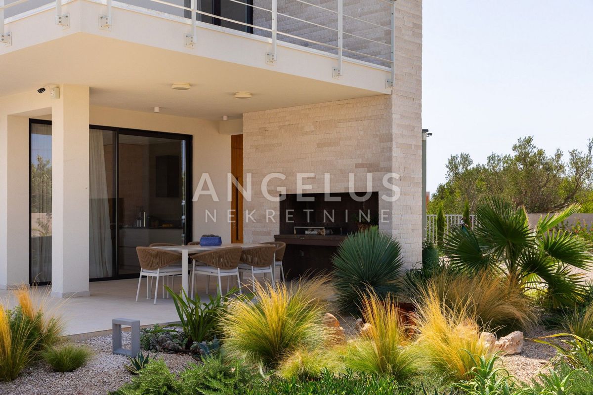 Šolta - novozgrajena vila z bazenom v osrčju otoka, PRODAJA