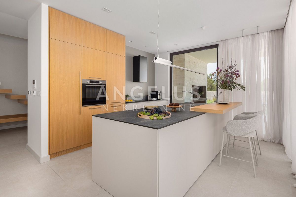 Šolta - novozgrajena vila z bazenom v osrčju otoka, PRODAJA