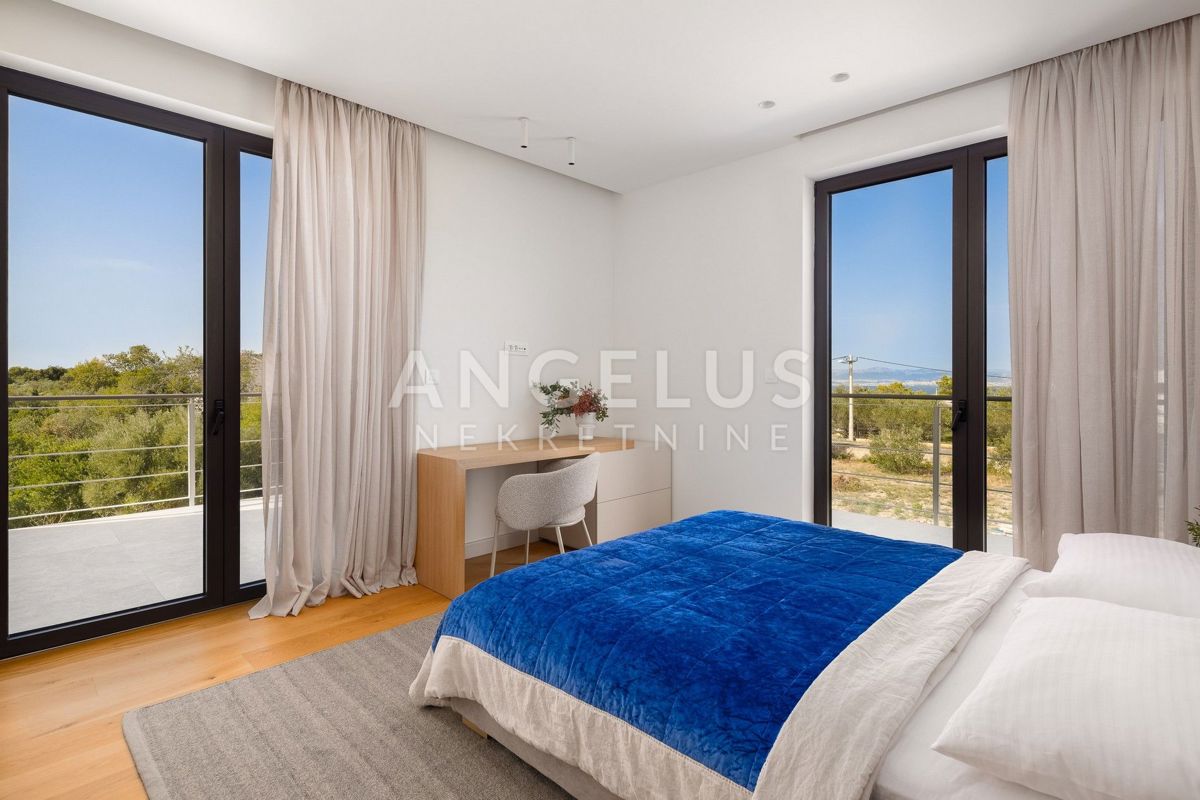 Šolta - novozgrajena vila z bazenom v osrčju otoka, PRODAJA