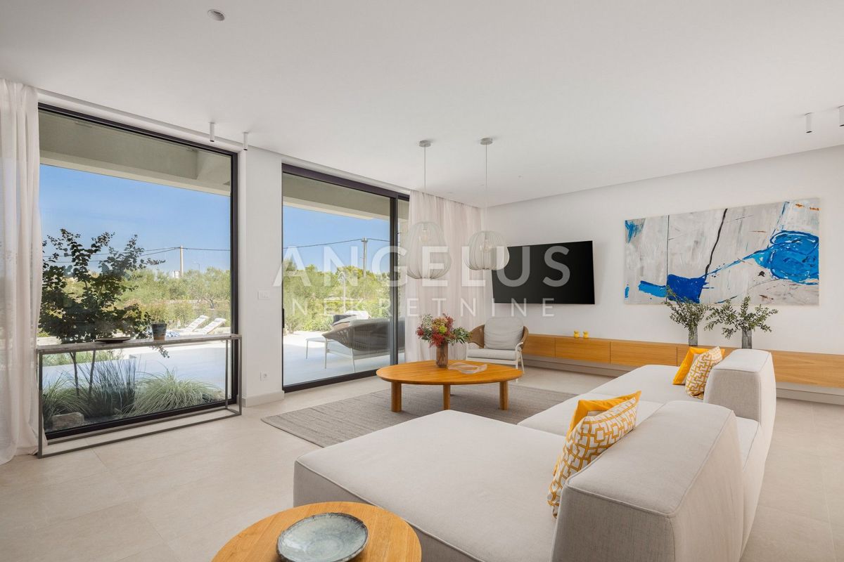 Šolta - novozgrajena vila z bazenom v osrčju otoka, PRODAJA