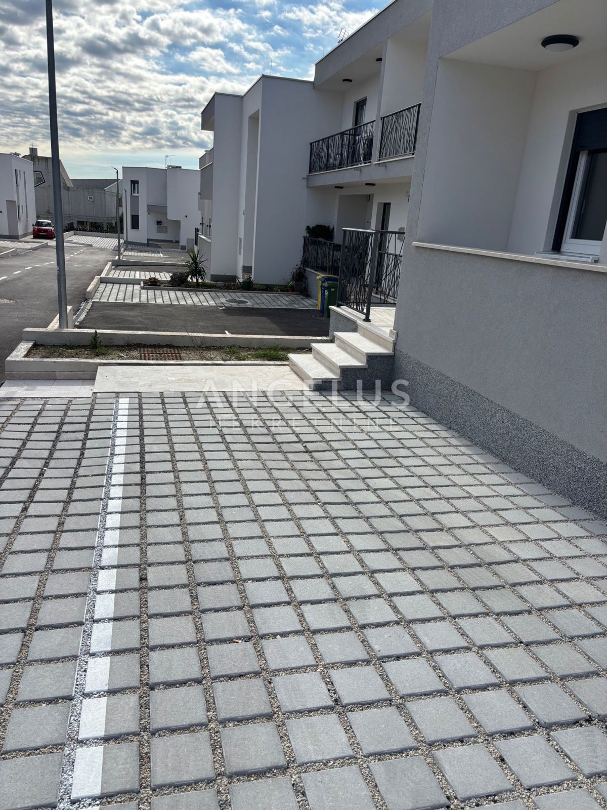 Hrvaška, Kaštel Štafilić - Dvosobno stanovanje z vrtom in parkirnim mestom, PRODAMO