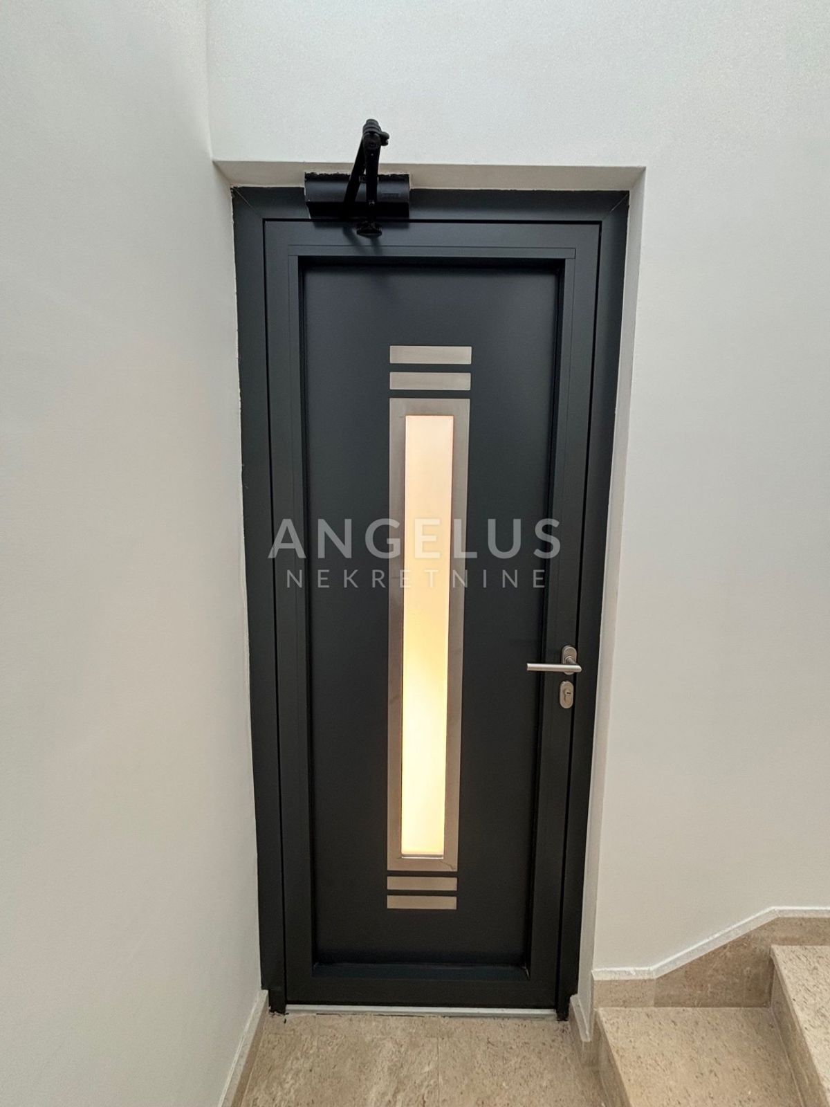 Hrvaška, Kaštel Štafilić - Dvosobno stanovanje z vrtom in parkirnim mestom, PRODAMO