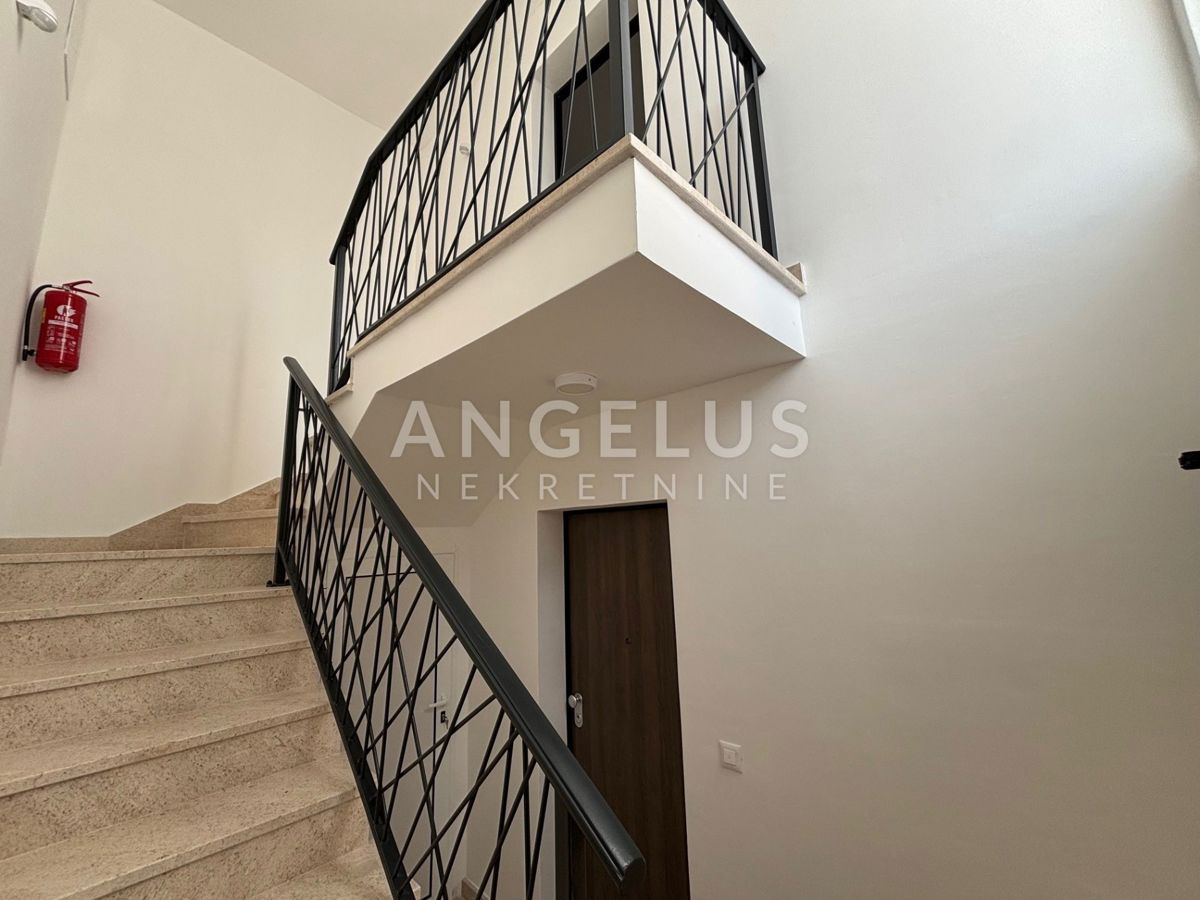 Hrvaška, Kaštel Štafilić - Dvosobno stanovanje z vrtom in parkirnim mestom, PRODAMO