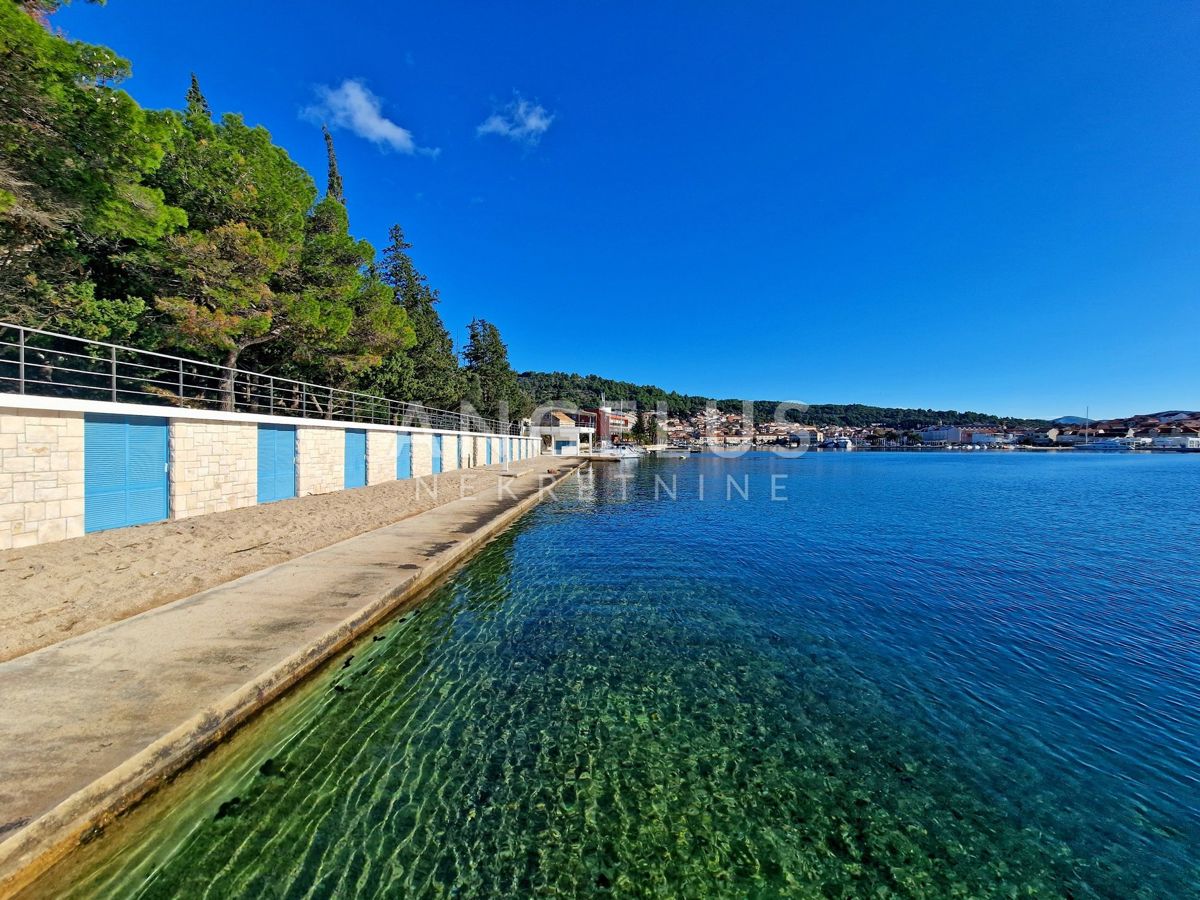 Hrvaška, otok Korčula, Vela luka - gradbeno zemljišče s pogledom na morje - 960 m2