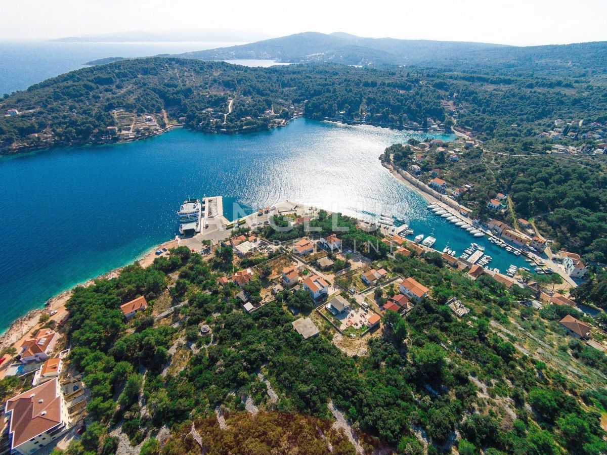 Šolta, Rogac - gradbena parcela v mirnem okolju z razgledom