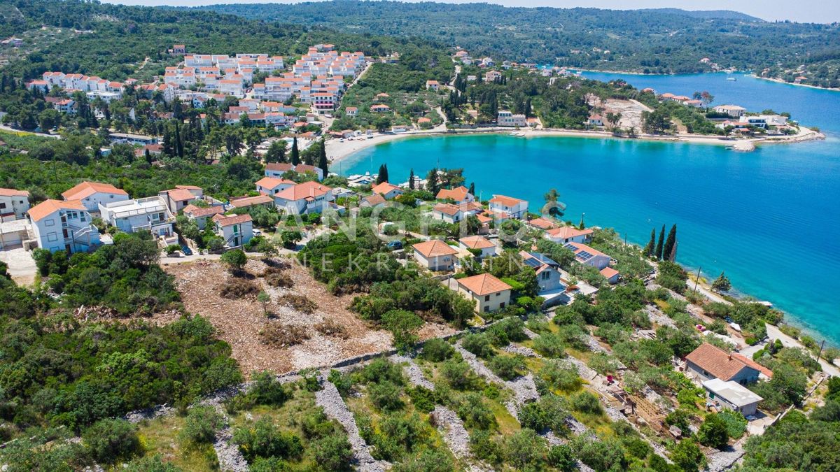 Šolta - zazidljivo zemljišče prva vrsta do morja, 1100m2, PRODAJA