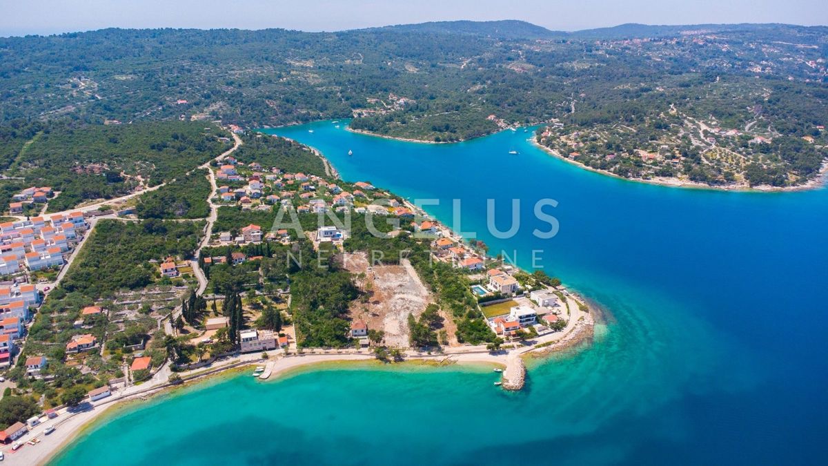 Šolta - zazidljivo zemljišče prva vrsta do morja, 1100m2, PRODAJA
