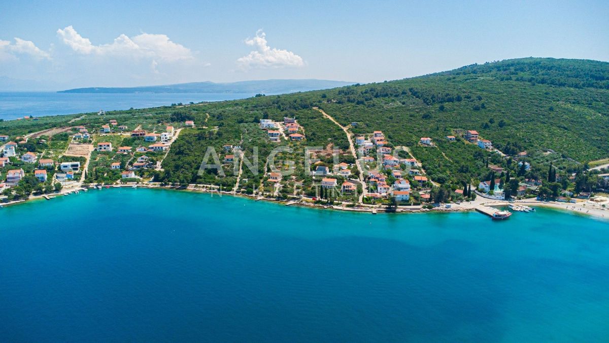 Šolta - zazidljivo zemljišče prva vrsta do morja, 1100m2, PRODAJA