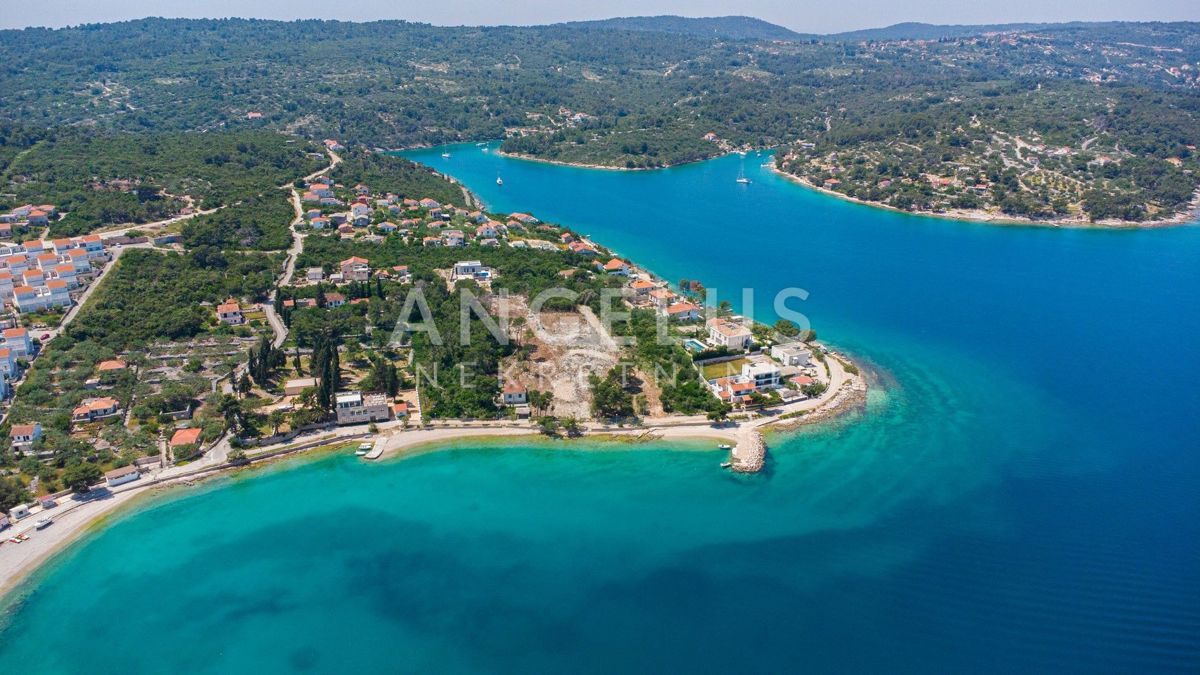 Šolta - zazidljivo zemljišče prva vrsta do morja, 1100m2, PRODAJA