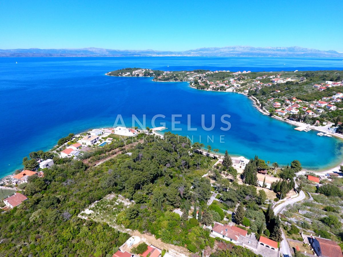 Šolta - zazidljivo zemljišče prva vrsta do morja, 1100m2, PRODAJA