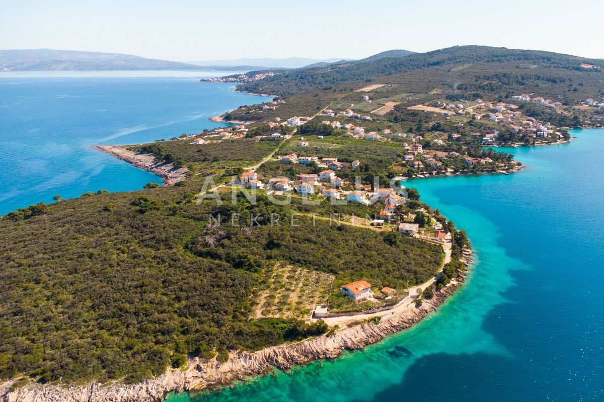 Šolta - zazidljivo zemljišče prva vrsta do morja, 1100m2, PRODAJA