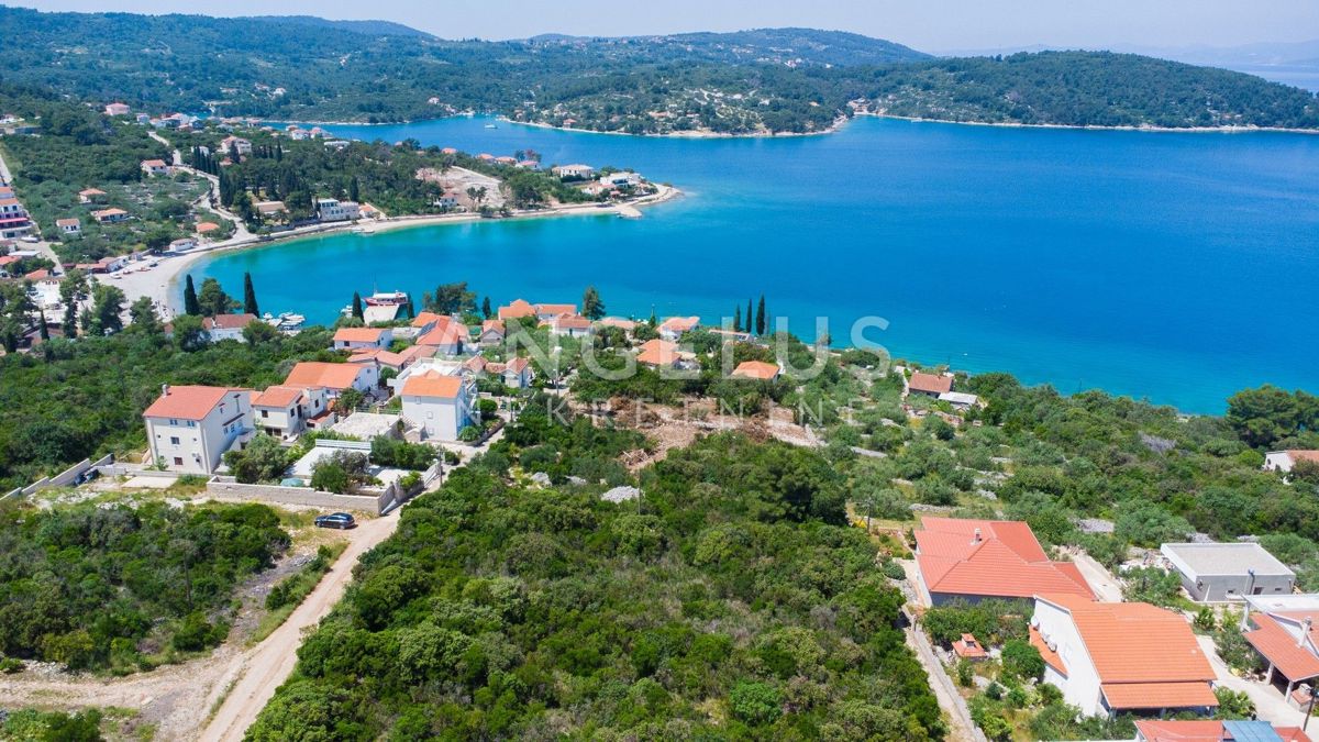 Šolta - zazidljivo zemljišče prva vrsta do morja, 1100m2, PRODAJA