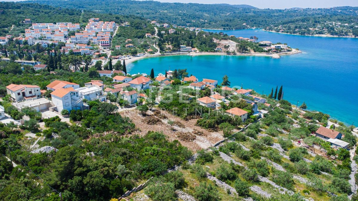 Šolta - zazidljivo zemljišče prva vrsta do morja, 1100m2, PRODAJA