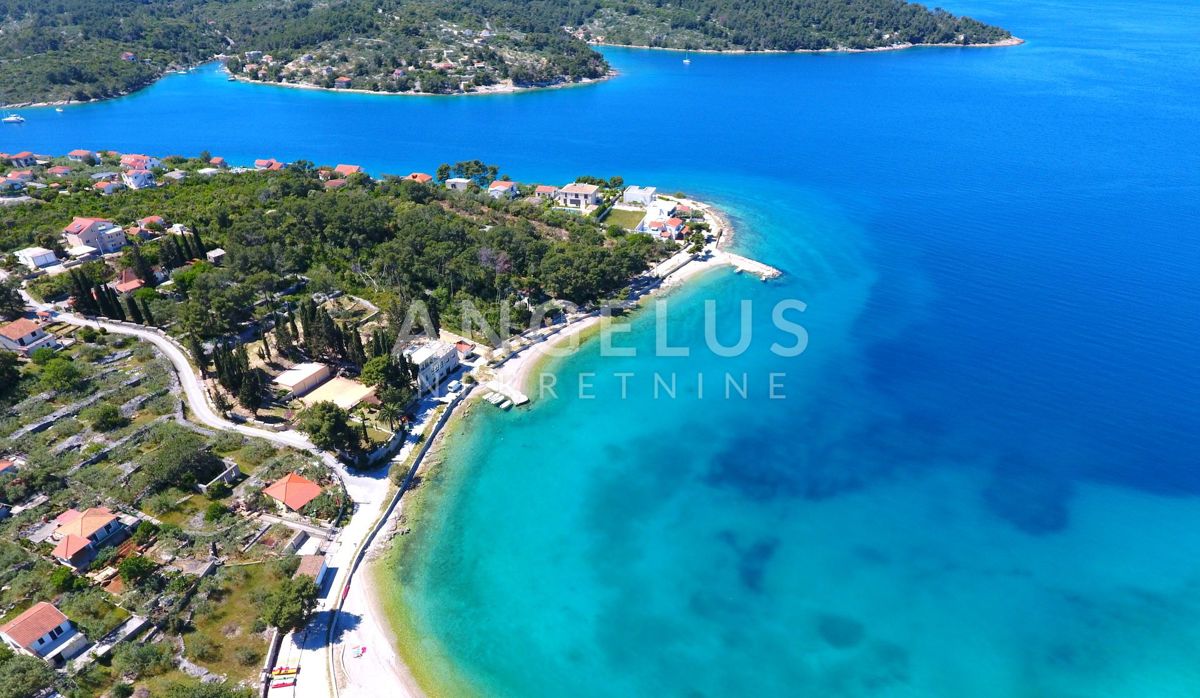 Šolta - zazidljivo zemljišče prva vrsta do morja, 1100m2, PRODAJA