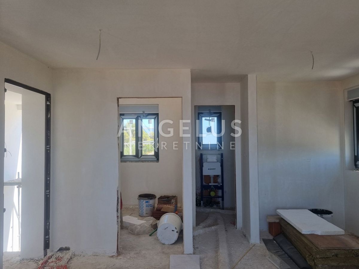 Čiovo, Trogir - dvosobno dupleks stanovanje, parking, novogradnja PRODAMO