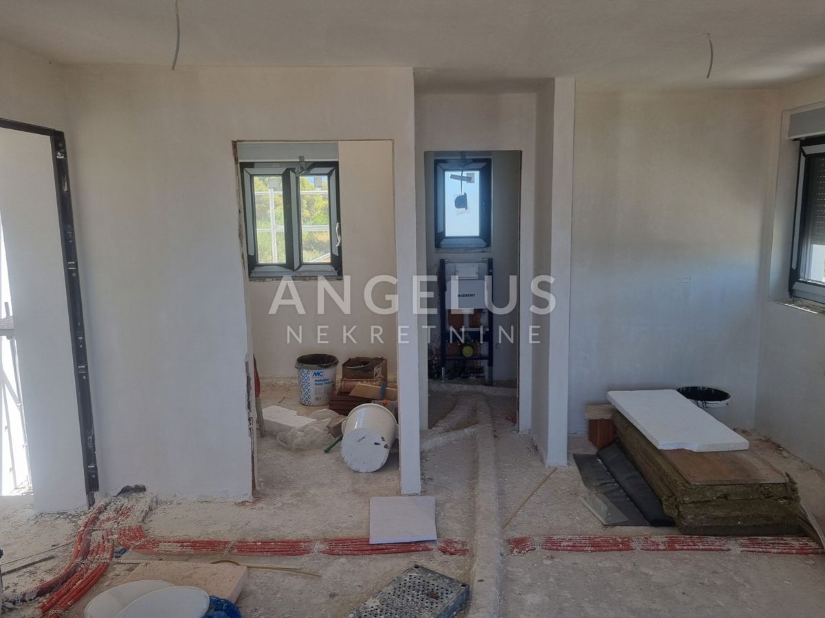 Čiovo, Trogir - dvosobno dupleks stanovanje, parking, novogradnja PRODAMO