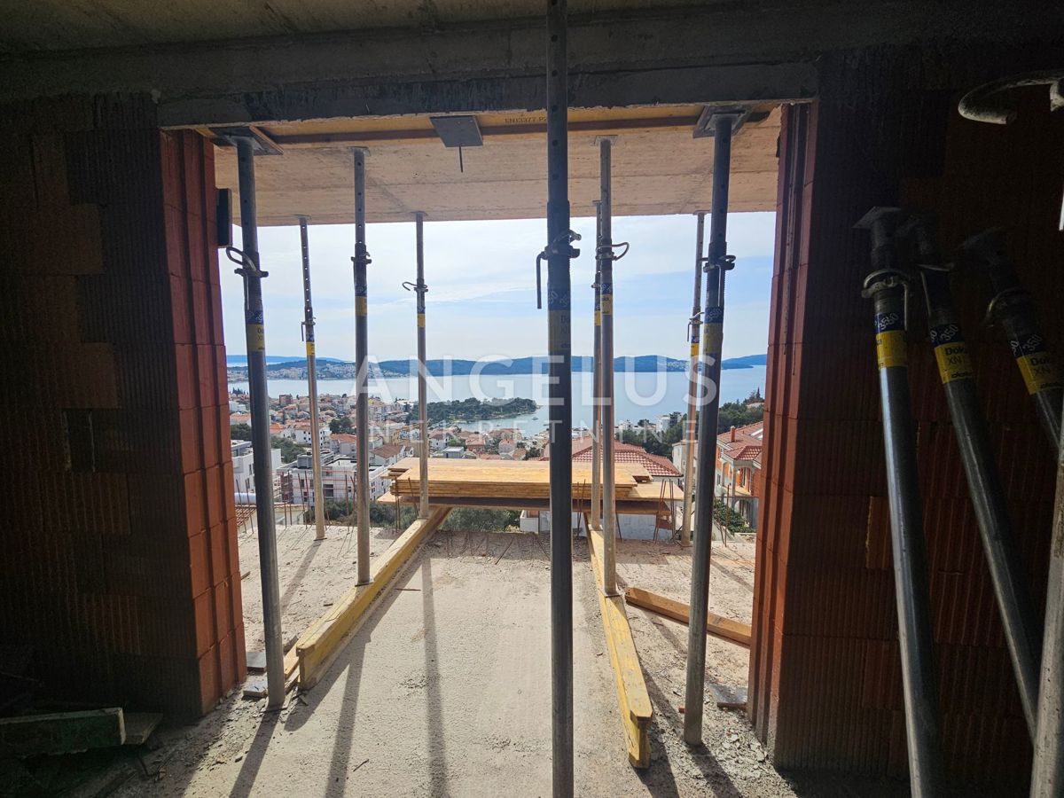 Čiovo, Trogir - dvosobno dupleks stanovanje, parking, novogradnja PRODAMO